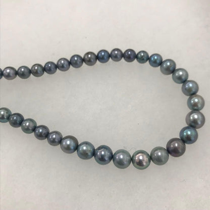 Akoya pearl necklace with gradient pearls and matching earrings featuring silver925 clasp and silicone cushion