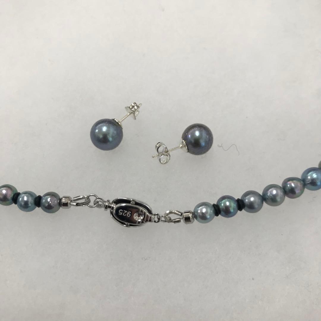 Akoya pearl necklace with gradient pearls and matching earrings featuring silver925 clasp and silicone cushion