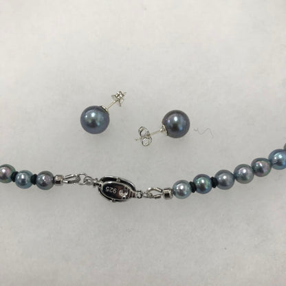 Akoya pearl necklace with gradient pearls and matching earrings featuring silver925 clasp and silicone cushion