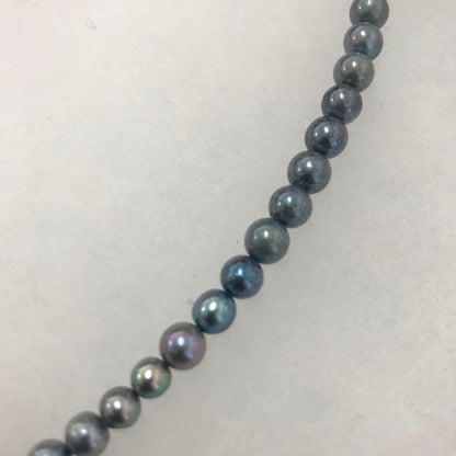 Akoya pearl necklace with gradient pearls and matching earrings featuring silver925 clasp and silicone cushion