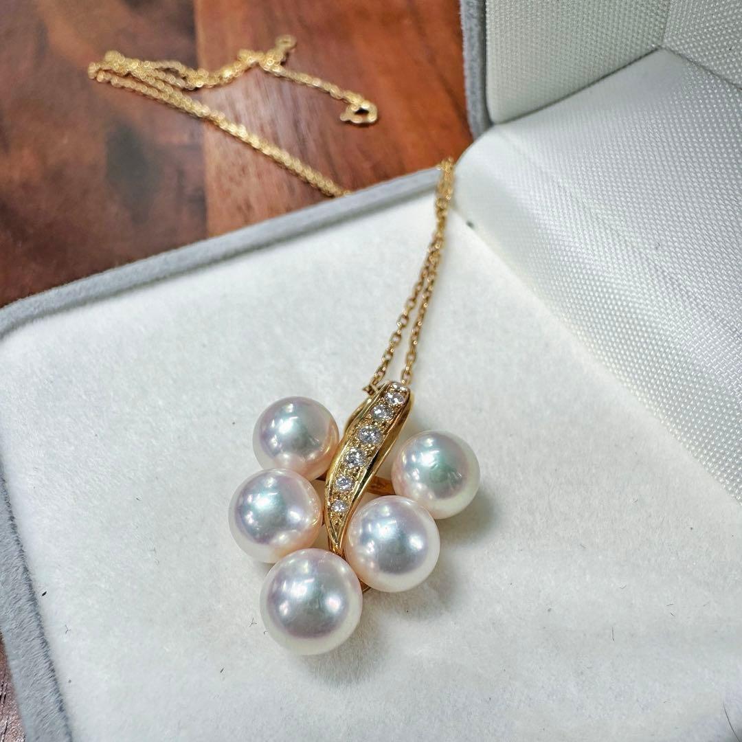 Mikimoto K18 gold pendant top with 5 pearls and diamonds in a cluster motif weighing about 4.1 grams
