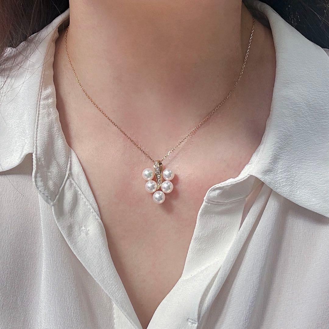 Mikimoto K18 gold pendant top with 5 pearls and diamonds in a cluster motif weighing about 4.1 grams