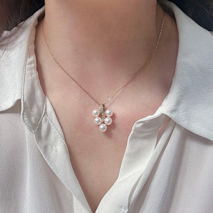 Mikimoto K18 gold pendant top with 5 pearls and diamonds in a cluster motif weighing about 4.1 grams