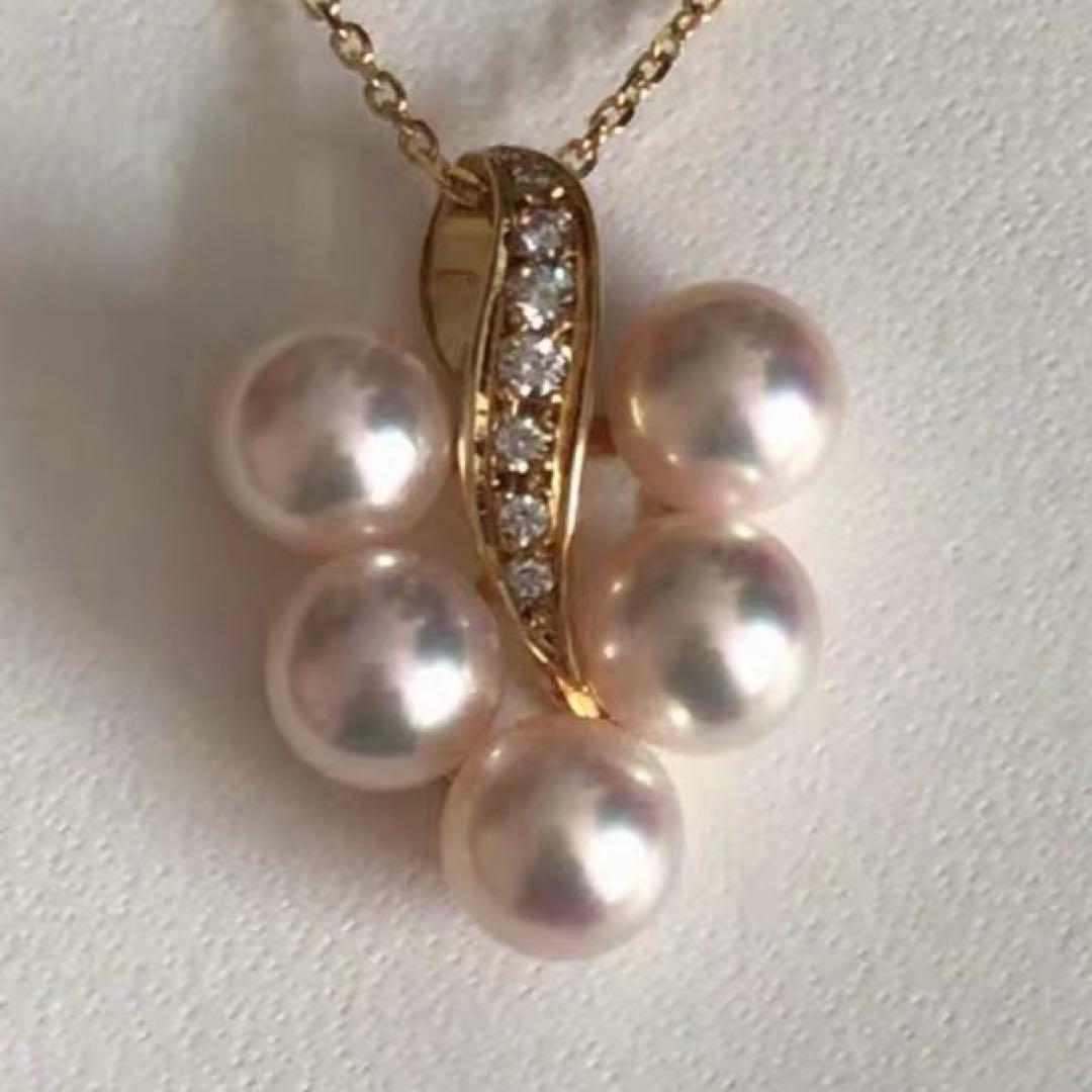 Mikimoto K18 gold pendant top with 5 pearls and diamonds in a cluster motif weighing about 4.1 grams