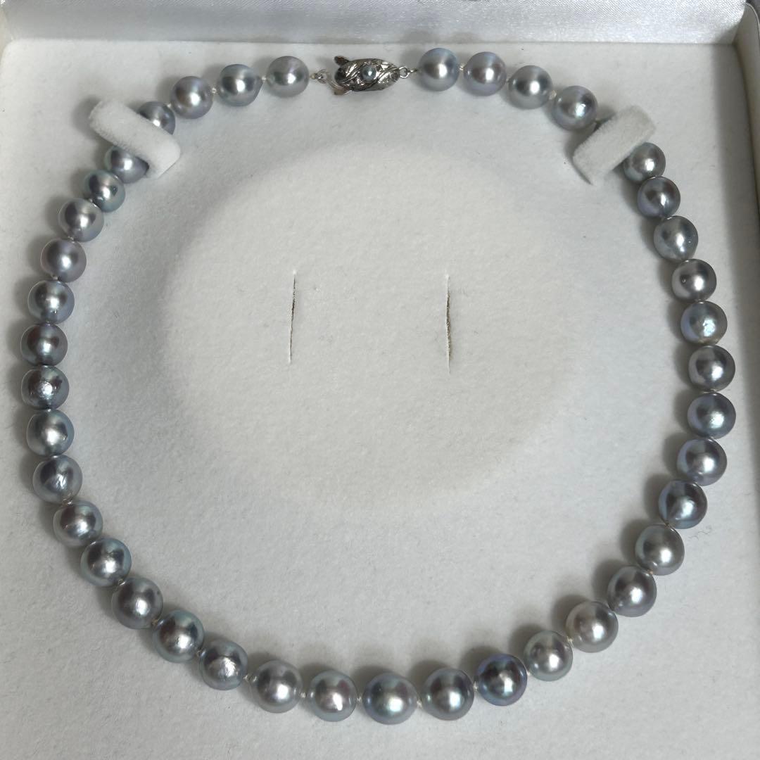9mm Akoya blue pearl necklace measuring 42cm with silver metal fittings weighing 39 grams