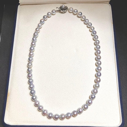 Akoya pearl necklace with blue gray pearls 7.5-8.0mm and silver flower clasp on 42.5cm chain