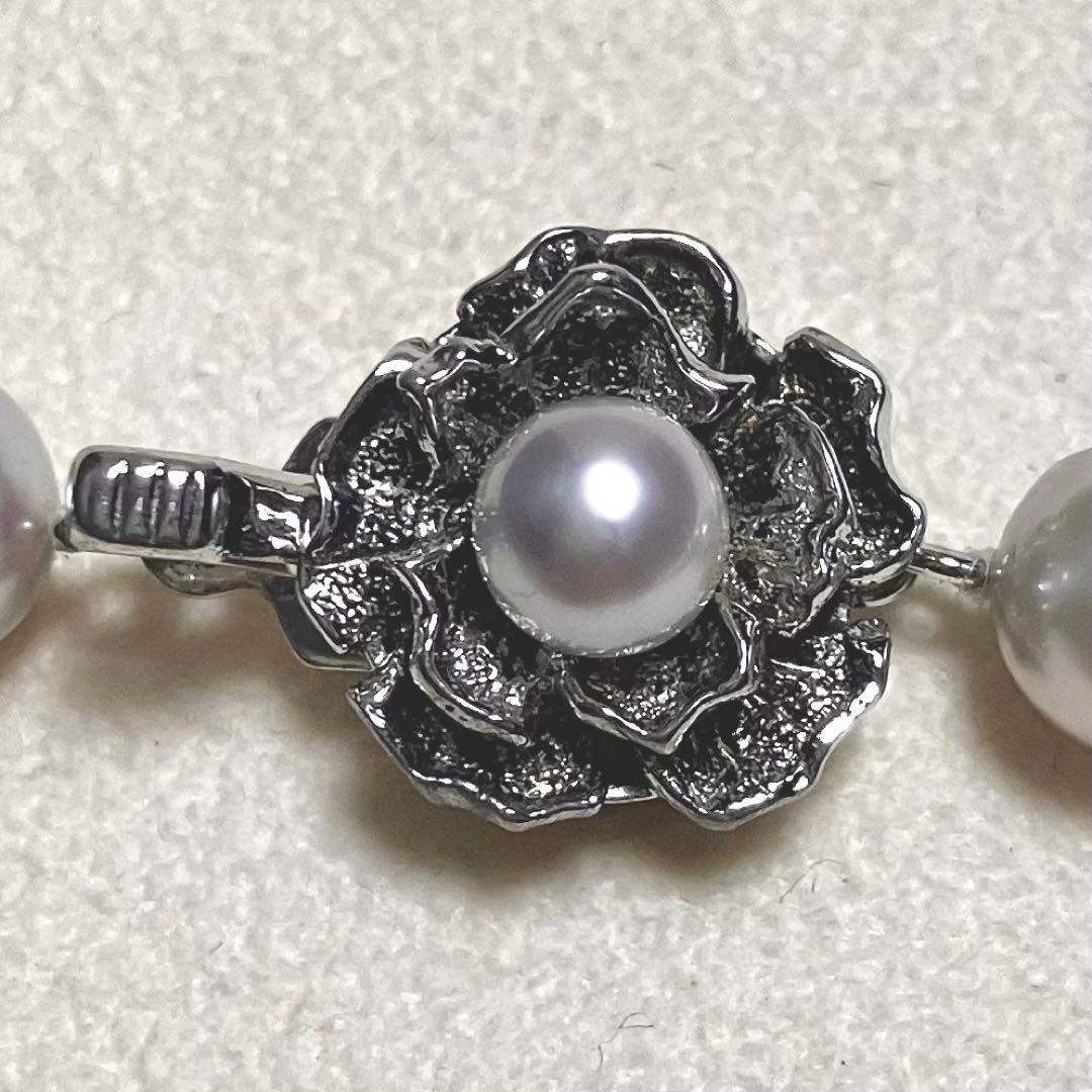 Akoya pearl necklace with blue gray pearls 7.5-8.0mm and silver flower clasp on 42.5cm chain
