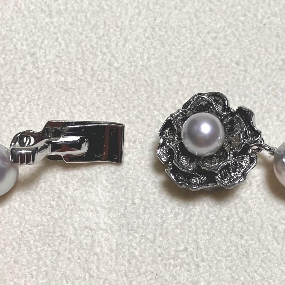 Akoya pearl necklace with blue gray pearls 7.5-8.0mm and silver flower clasp on 42.5cm chain