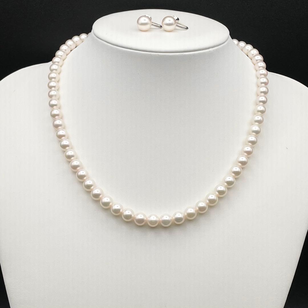 Tasaki Akoya pearl necklace and matching 8.5mm pearl earrings with 42cm WGK14 white gold chain