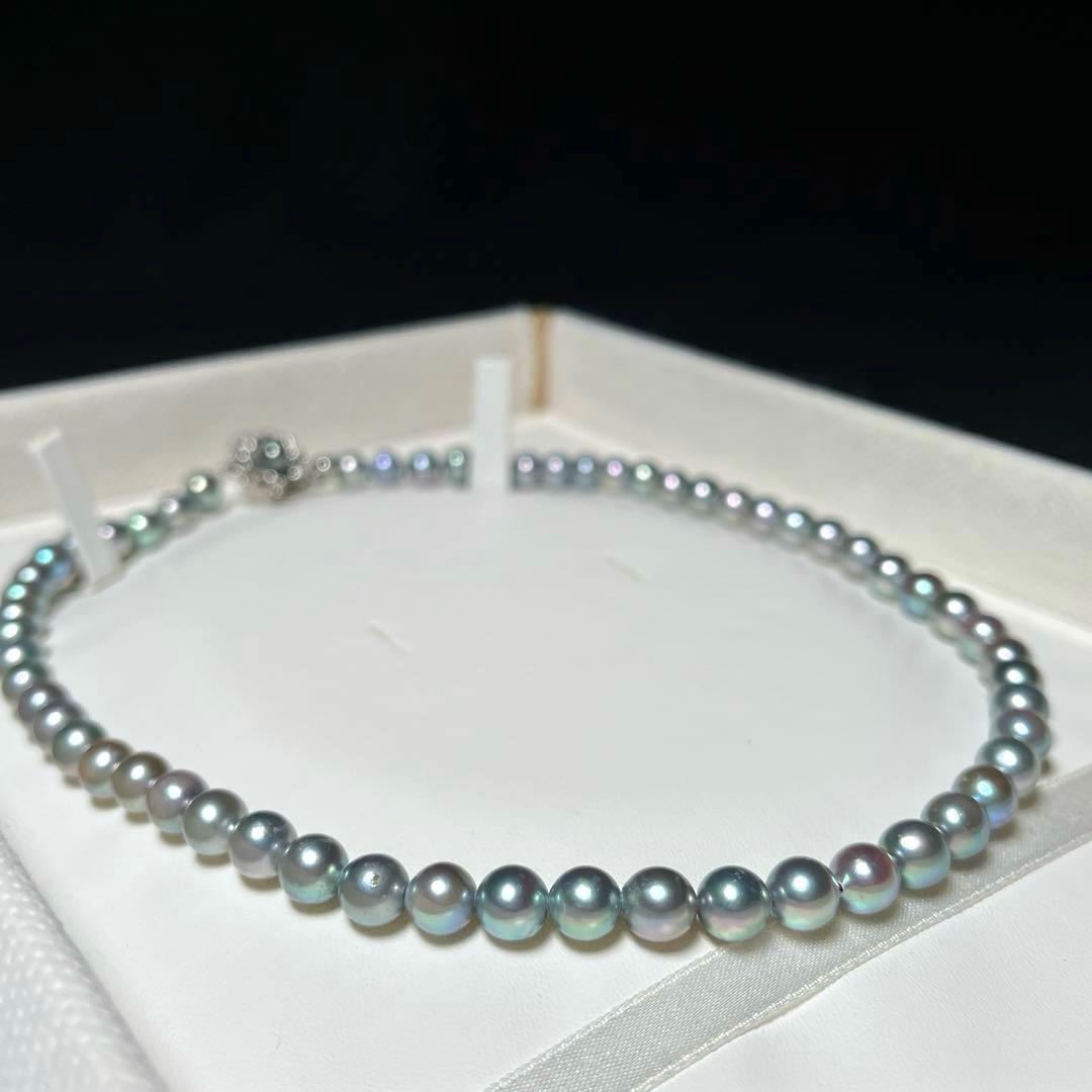 Akoya pearl necklace with 6.5-7.0mm round silver green pearls on a 41 cm silver chain marked SILVER