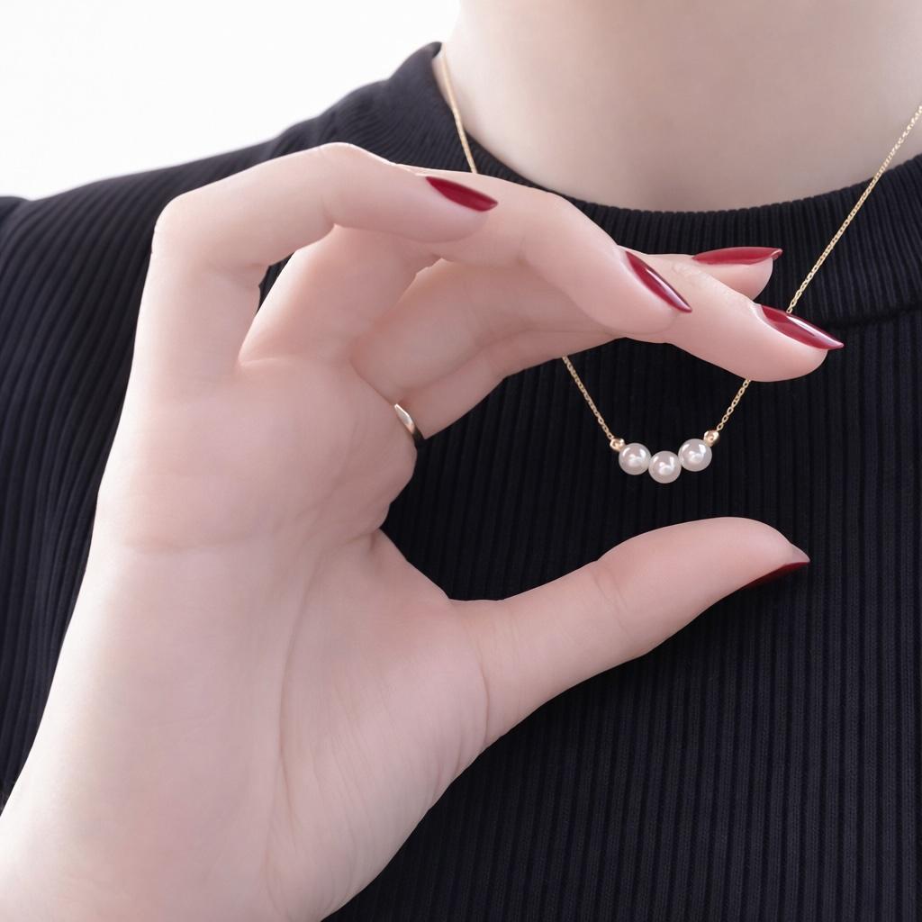 Akoya pearl smile necklace with 3 pearls and 18K gold pendant on a 45 cm chain