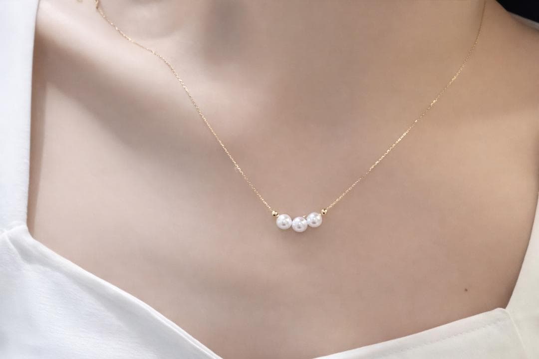 Akoya pearl smile necklace with 3 pearls and 18K gold pendant on a 45 cm chain