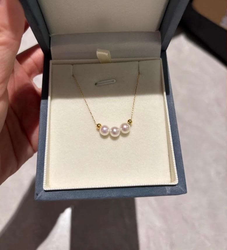Akoya pearl smile necklace with 3 pearls and 18K gold pendant on a 45 cm chain