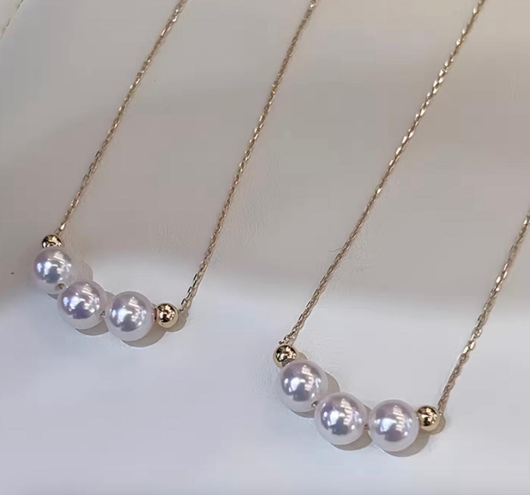 Akoya pearl smile necklace with 3 pearls and 18K gold pendant on a 45 cm chain