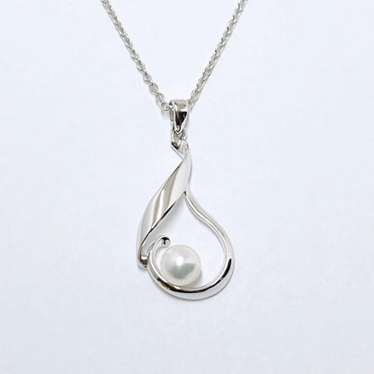MIKIMOTO pearl necklace pendant featuring 5.4mm pearls on a 40cm silver chain weighing 2.9g