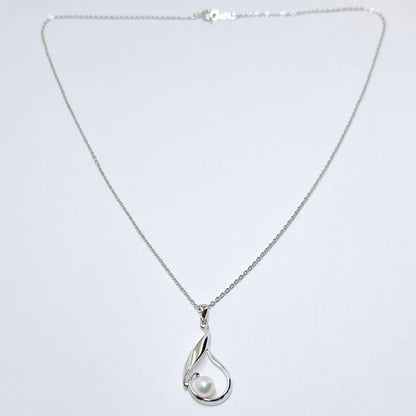 MIKIMOTO pearl necklace pendant featuring 5.4mm pearls on a 40cm silver chain weighing 2.9g