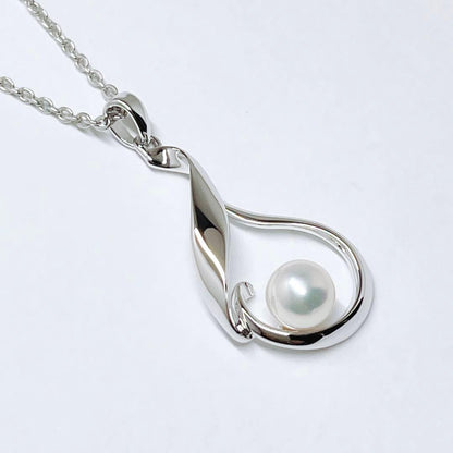 MIKIMOTO pearl necklace pendant featuring 5.4mm pearls on a 40cm silver chain weighing 2.9g