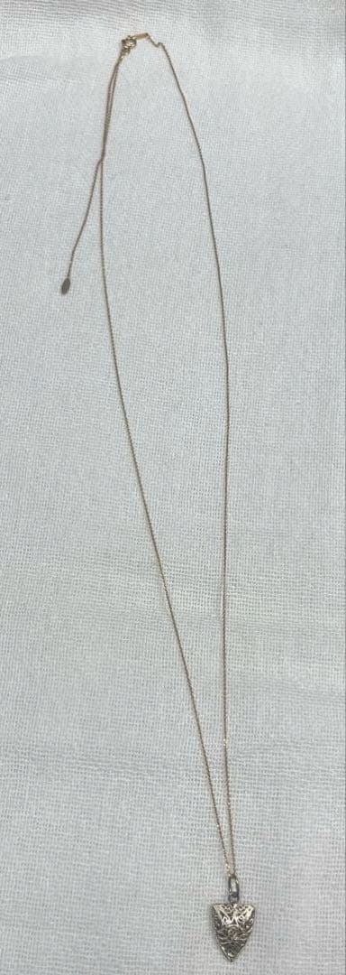 Agete necklace featuring a shell mark charm on a 41 cm chain displayed on white background