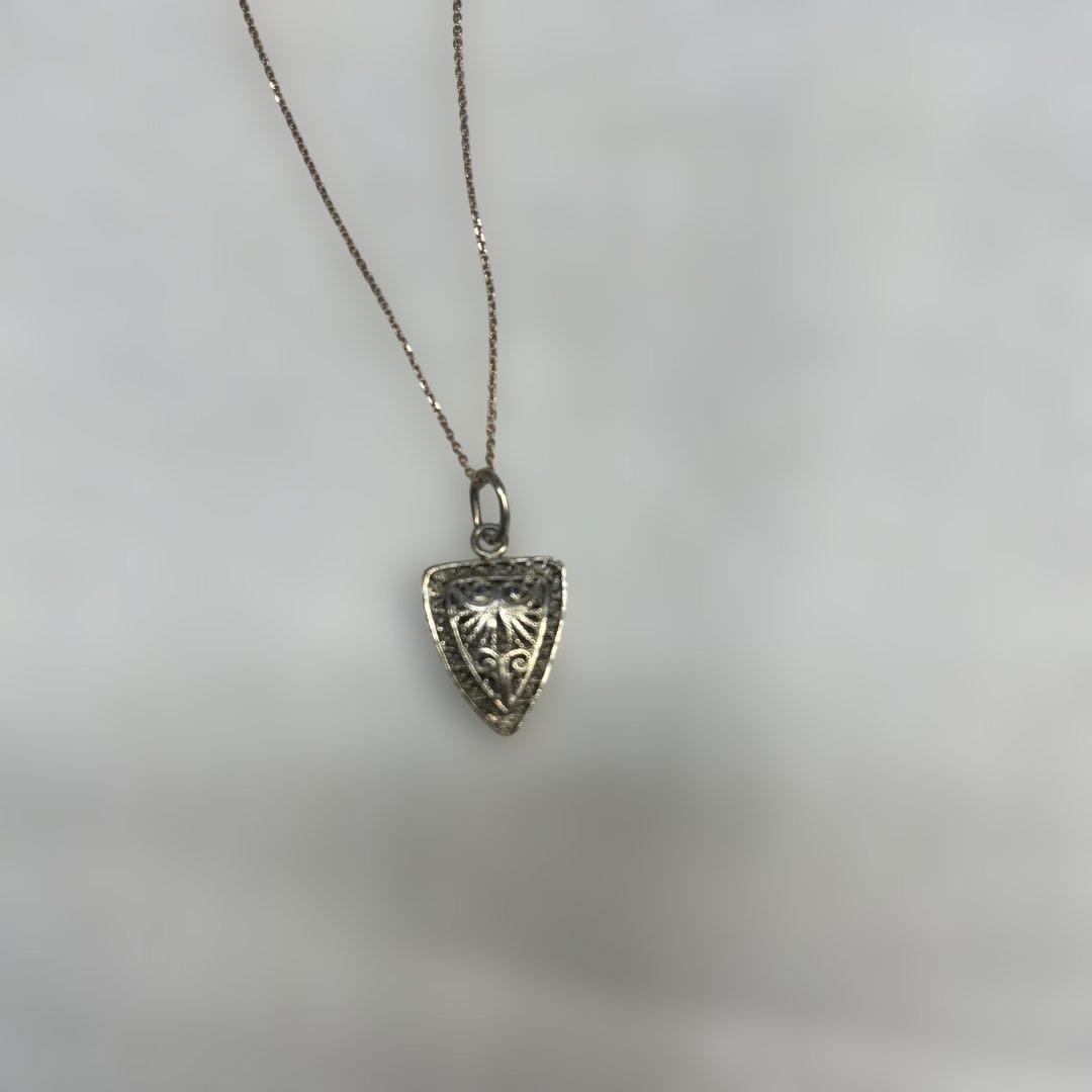 Agete necklace featuring a shell mark charm on a 41 cm chain displayed on white background