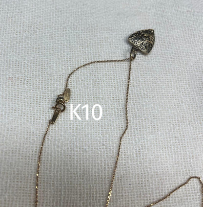 Agete necklace featuring a shell mark charm on a 41 cm chain displayed on white background