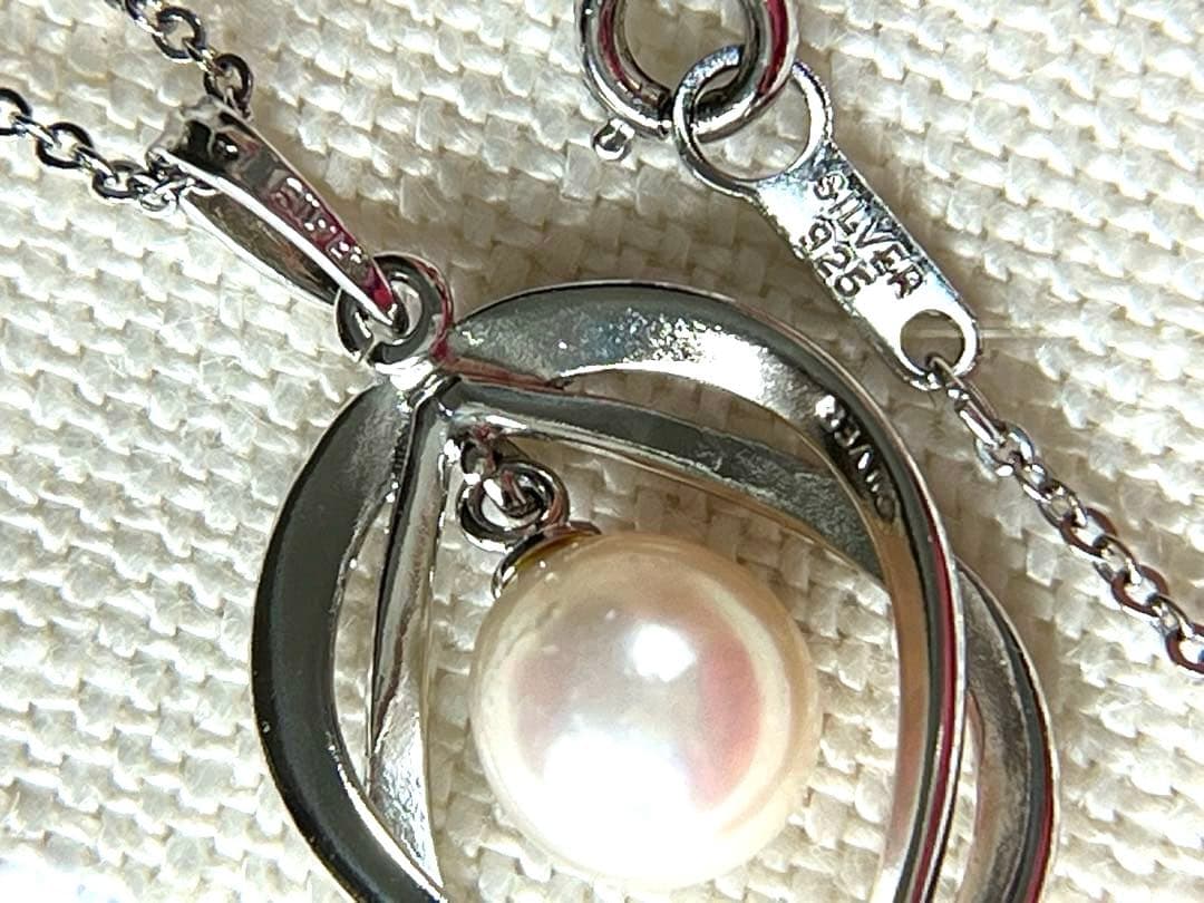 Unoptional Dinos Akoya pearl necklace pendant with 8mm pearl and 17x29mm silver pendant on 43cm chain
