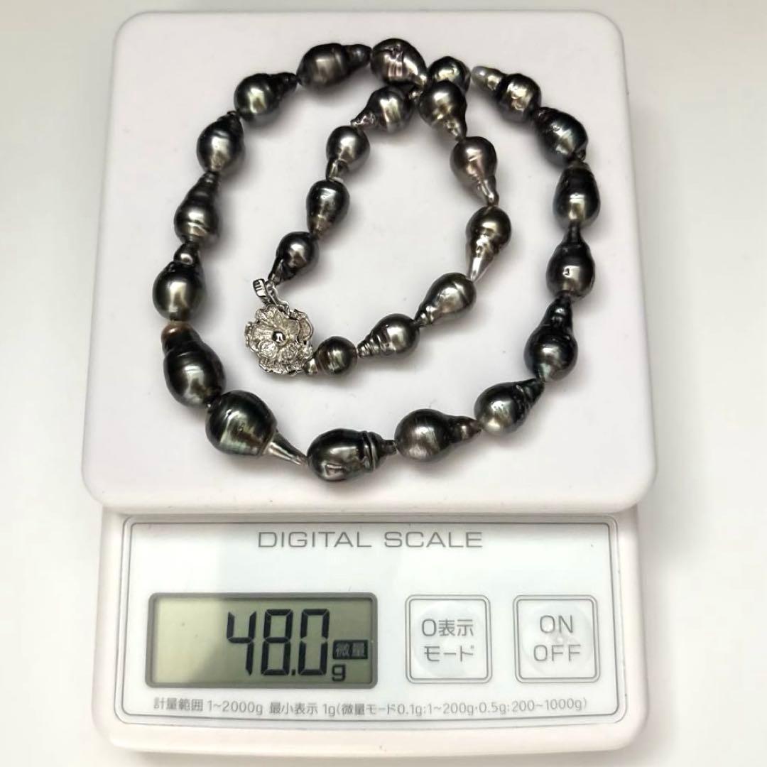 Aurora black-lipped pearl necklace with round peacock green Akoya pearls measuring 8.6-12.6mm on 43 cm silver chain