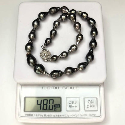 Aurora black-lipped pearl necklace with round peacock green Akoya pearls measuring 8.6-12.6mm on 43 cm silver chain