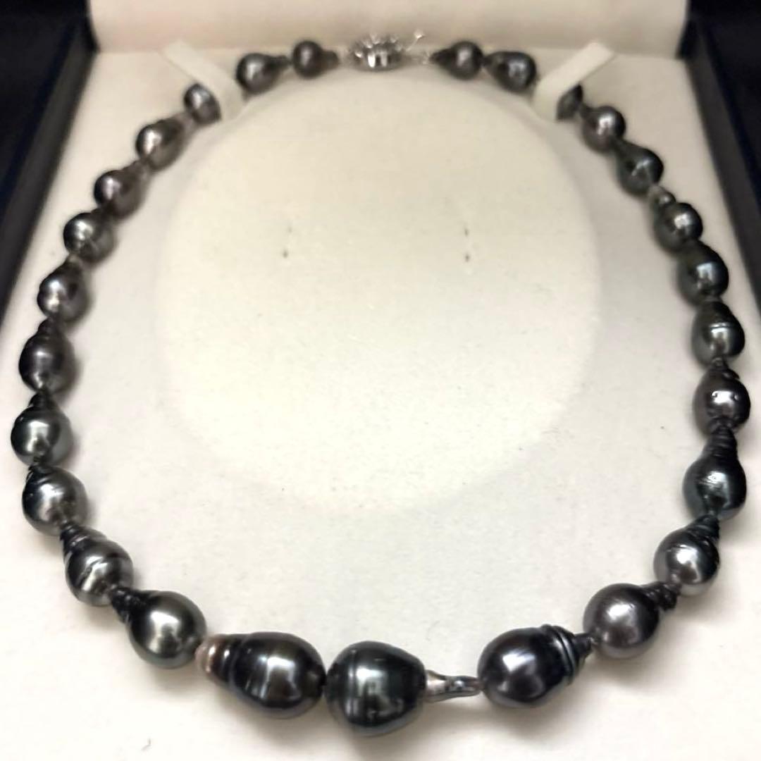 Aurora black-lipped pearl necklace with round peacock green Akoya pearls measuring 8.6-12.6mm on 43 cm silver chain