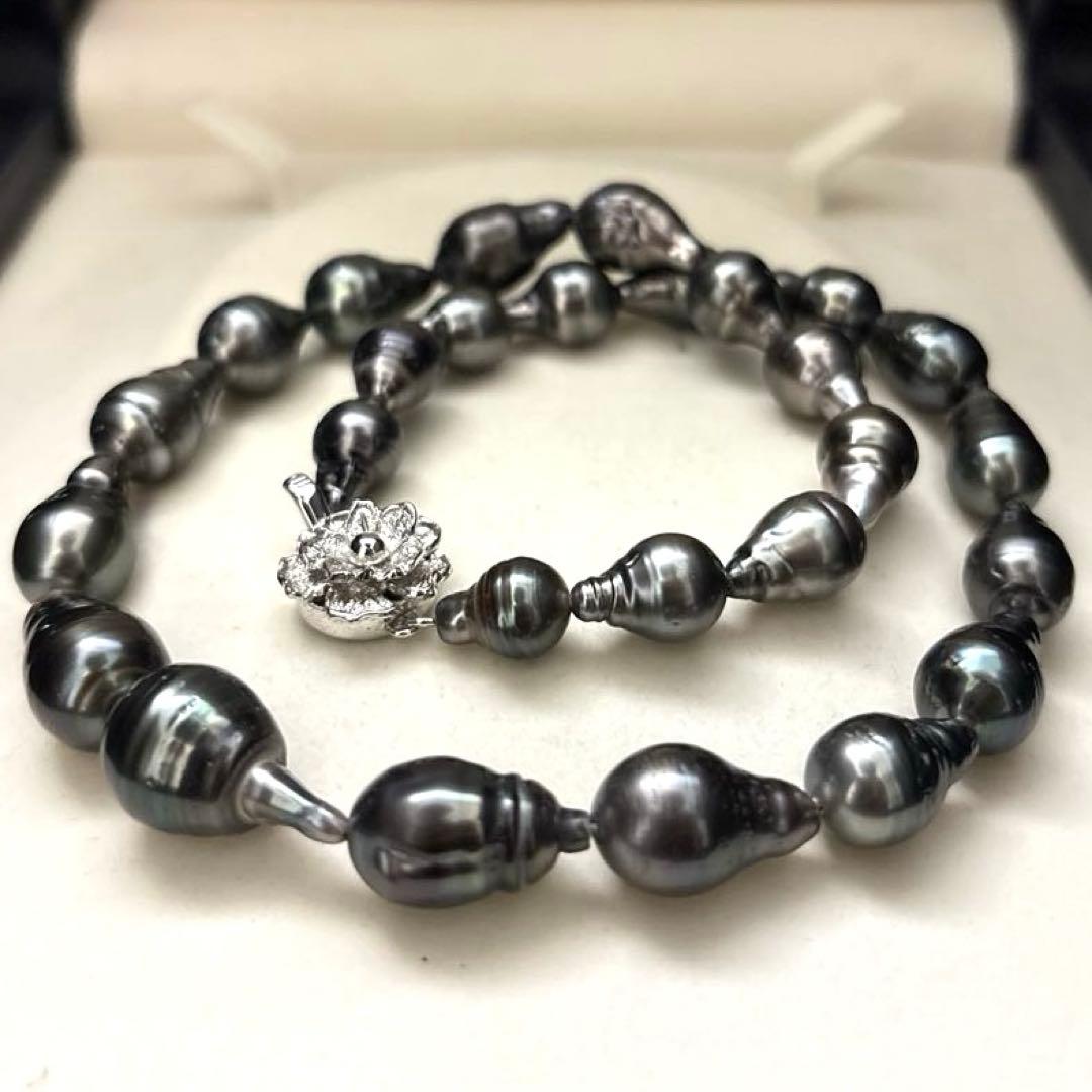Aurora black-lipped pearl necklace with round peacock green Akoya pearls measuring 8.6-12.6mm on 43 cm silver chain
