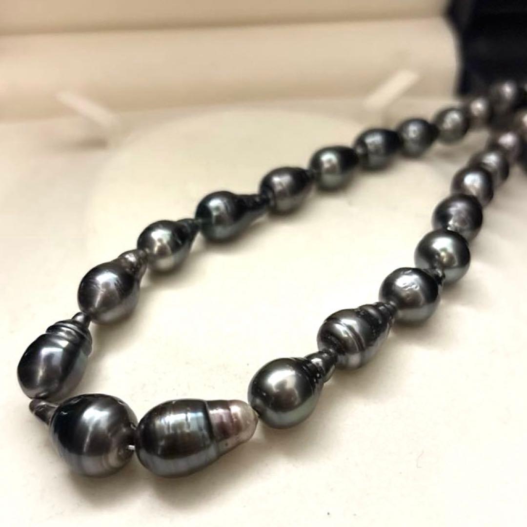 Aurora black-lipped pearl necklace with round peacock green Akoya pearls measuring 8.6-12.6mm on 43 cm silver chain
