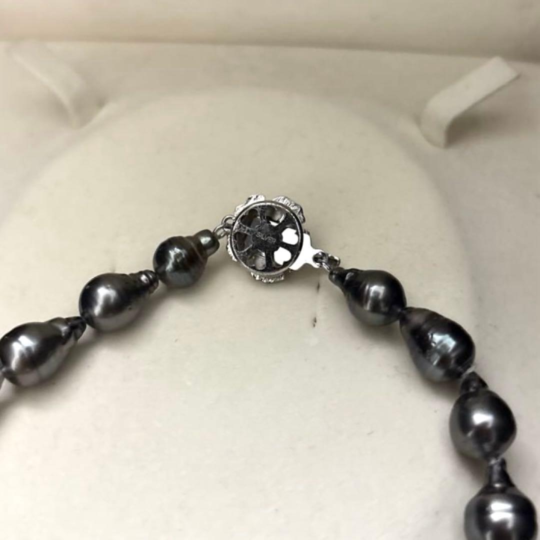 Aurora black-lipped pearl necklace with round peacock green Akoya pearls measuring 8.6-12.6mm on 43 cm silver chain