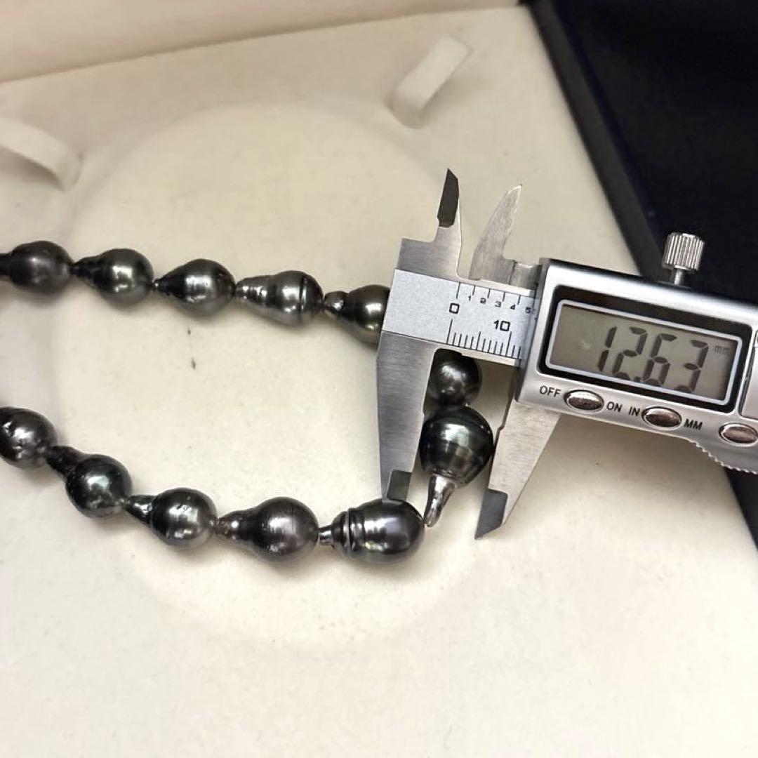 Aurora black-lipped pearl necklace with round peacock green Akoya pearls measuring 8.6-12.6mm on 43 cm silver chain
