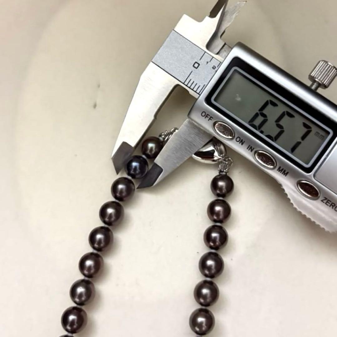 Akoya pearl necklace with round peacock-colored pearls measuring 6.5-7.0mm on a 45cm string weighing 29g