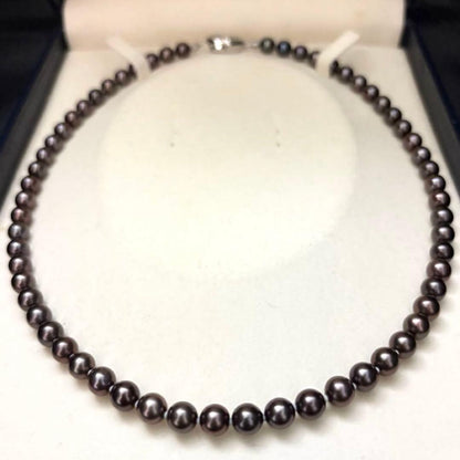 Akoya pearl necklace with round peacock-colored pearls measuring 6.5-7.0mm on a 45cm string weighing 29g