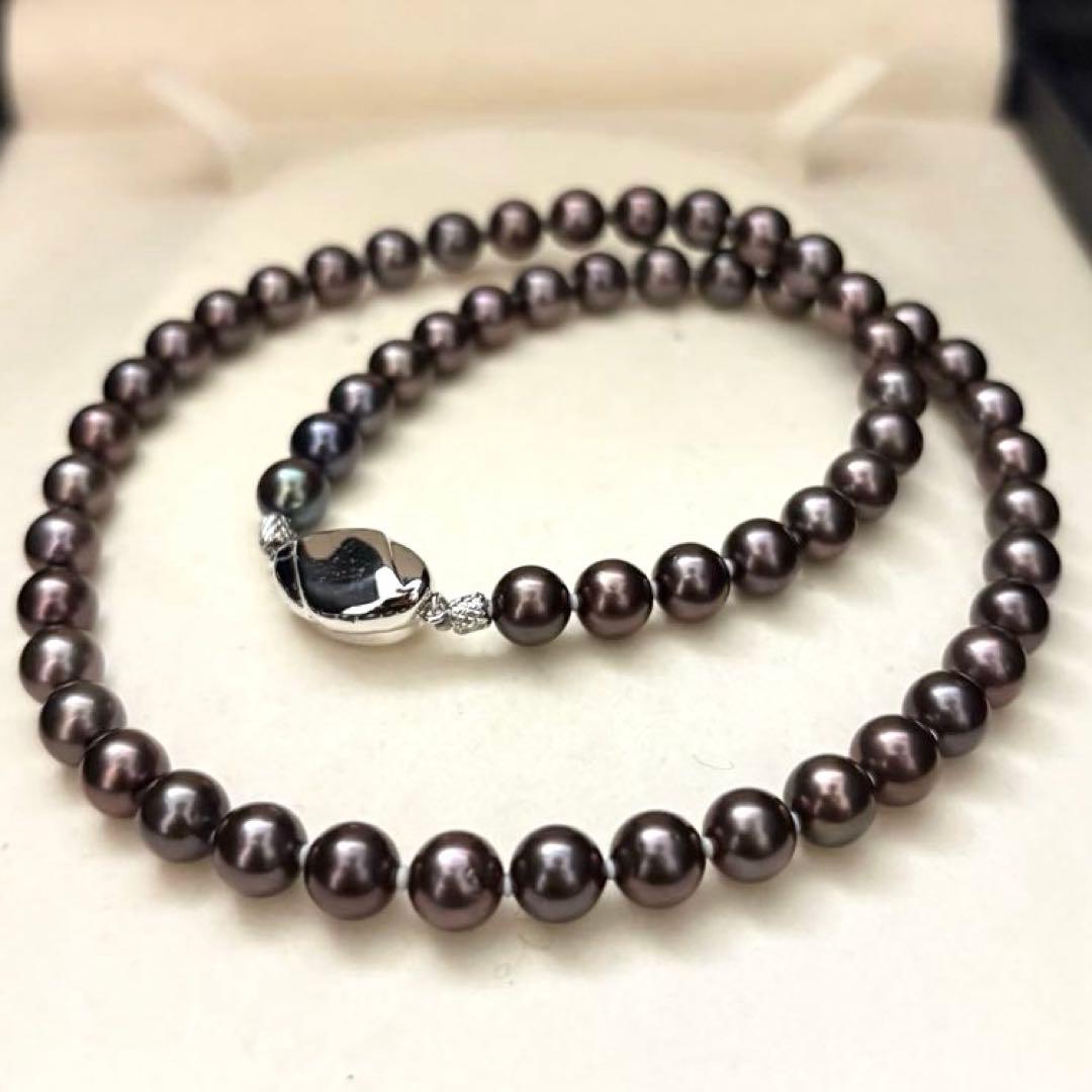 Akoya pearl necklace with round peacock-colored pearls measuring 6.5-7.0mm on a 45cm string weighing 29g
