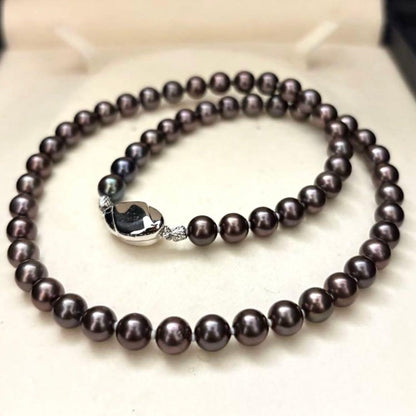 Akoya pearl necklace with round peacock-colored pearls measuring 6.5-7.0mm on a 45cm string weighing 29g