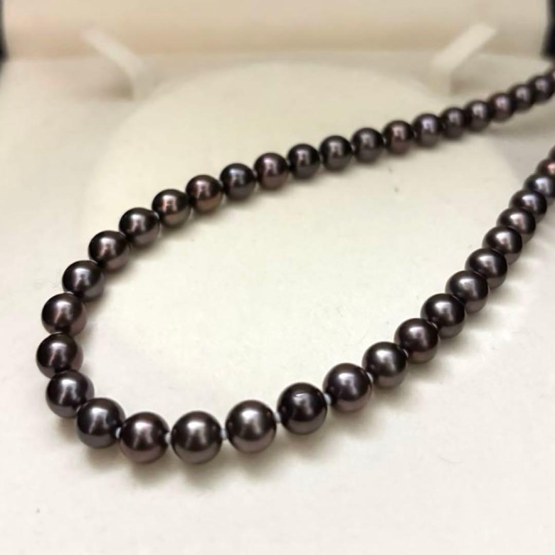 Akoya pearl necklace with round peacock-colored pearls measuring 6.5-7.0mm on a 45cm string weighing 29g