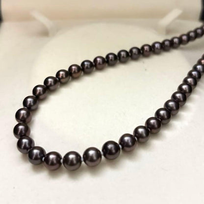Akoya pearl necklace with round peacock-colored pearls measuring 6.5-7.0mm on a 45cm string weighing 29g