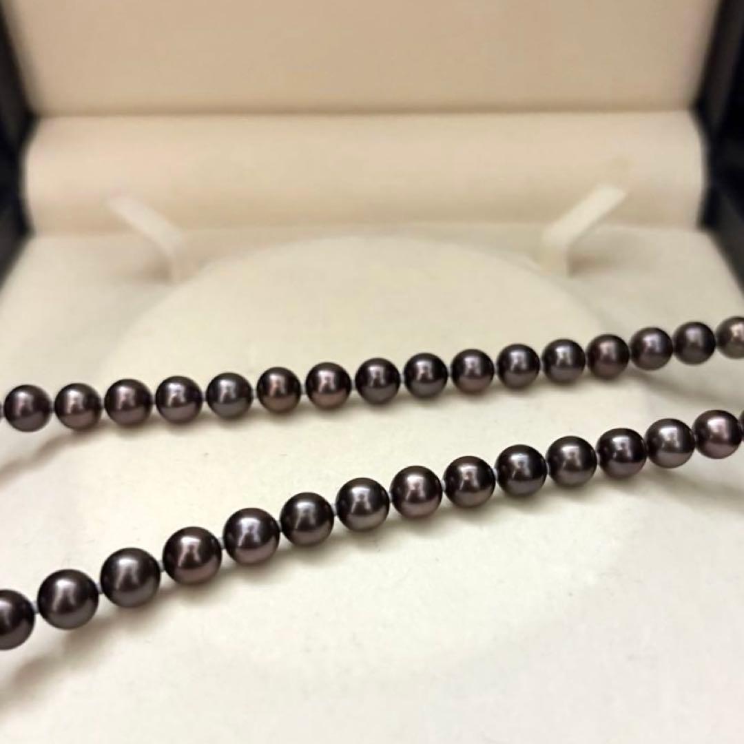 Akoya pearl necklace with round peacock-colored pearls measuring 6.5-7.0mm on a 45cm string weighing 29g