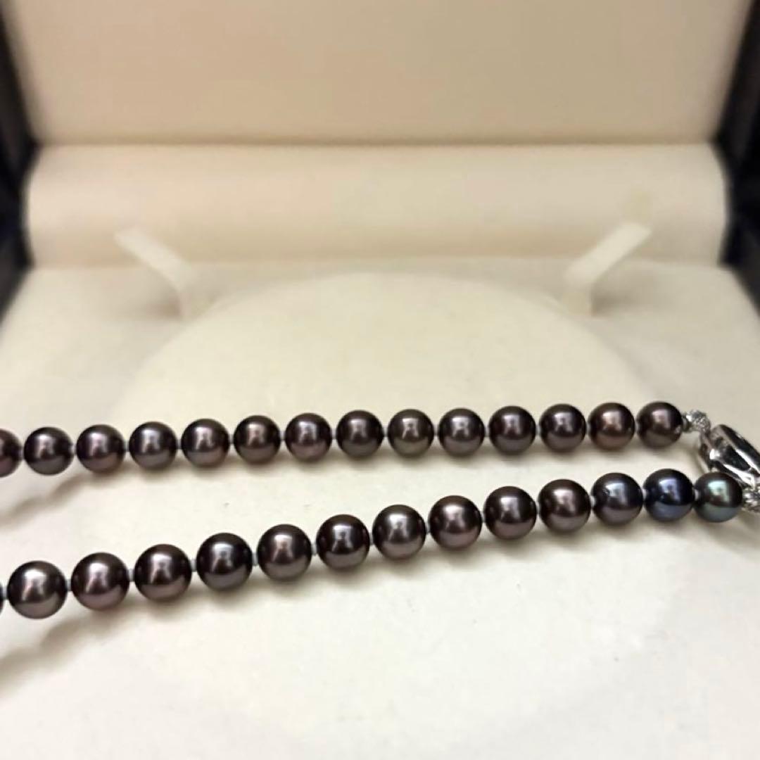 Akoya pearl necklace with round peacock-colored pearls measuring 6.5-7.0mm on a 45cm string weighing 29g