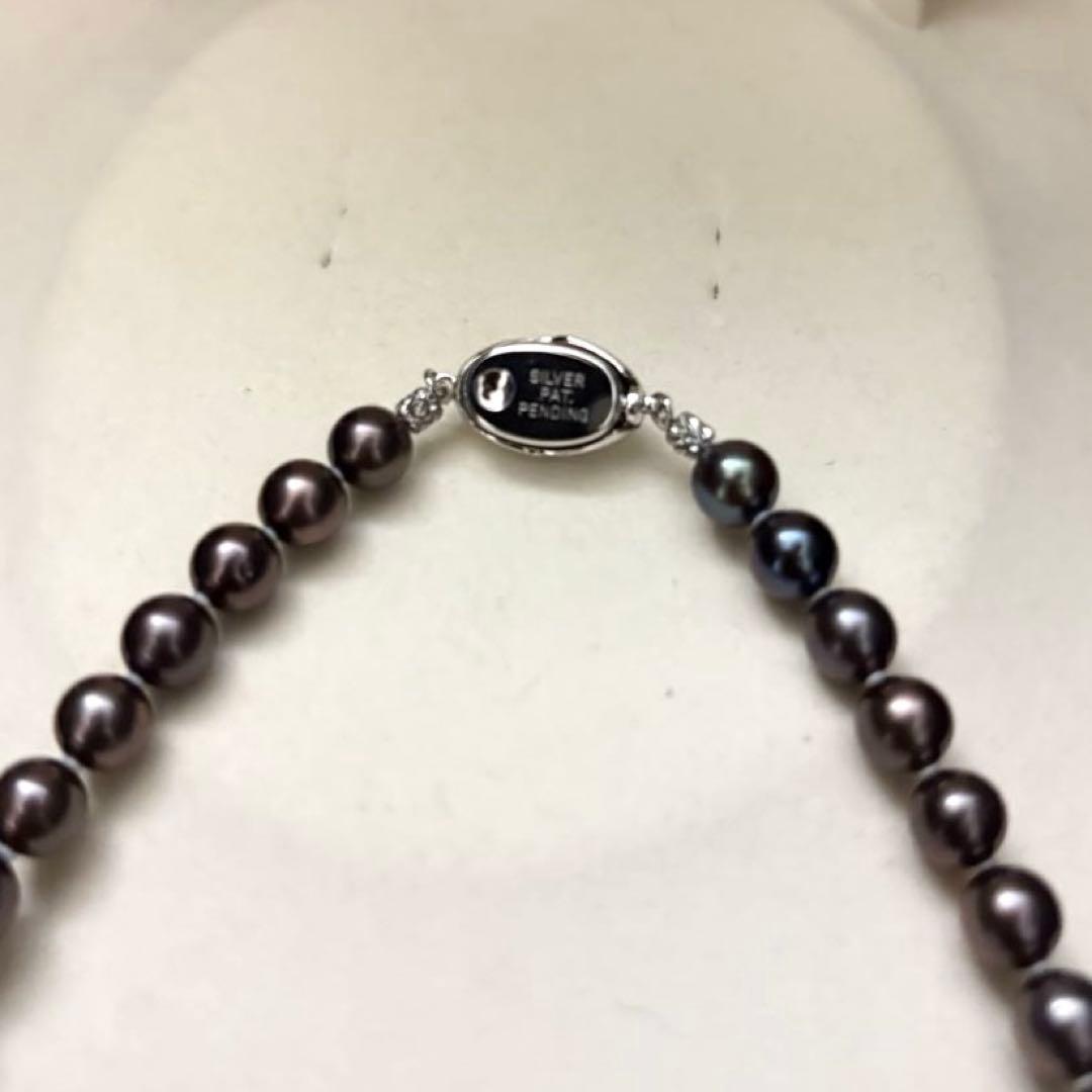 Akoya pearl necklace with round peacock-colored pearls measuring 6.5-7.0mm on a 45cm string weighing 29g
