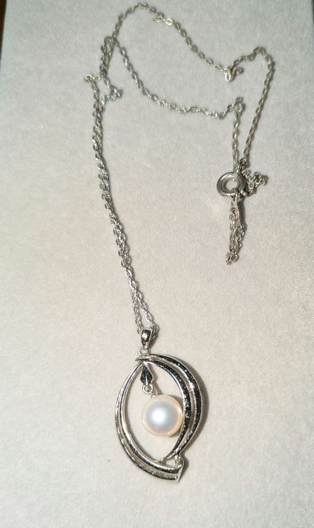 Mikimoto pearl pendant necklace with silver chain and round pearl centerpiece