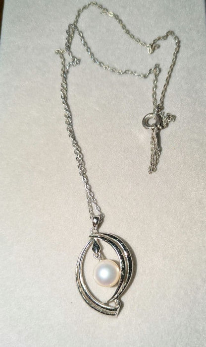 Mikimoto pearl pendant necklace with silver chain and round pearl centerpiece