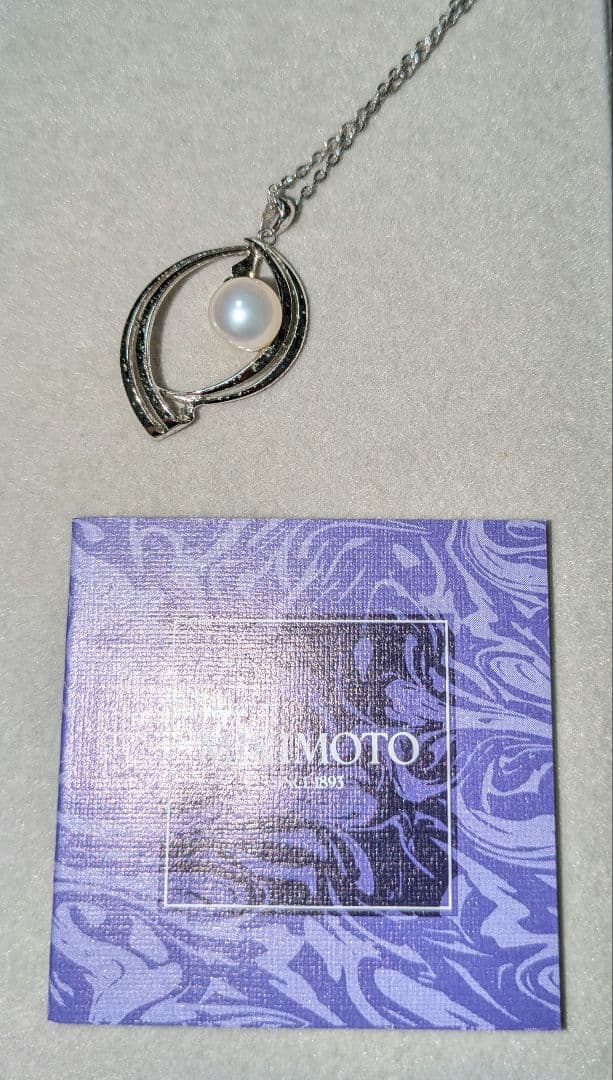 Mikimoto pearl pendant necklace with silver chain and round pearl centerpiece