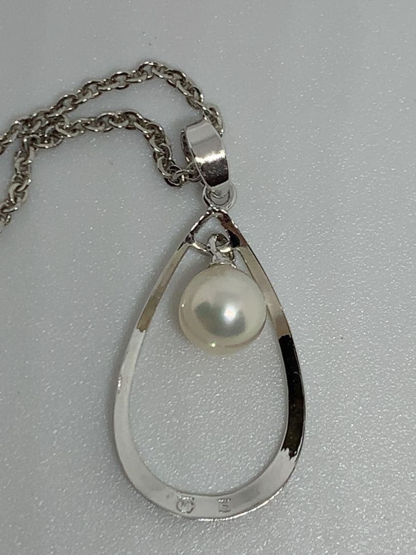 MIKIMOTO Akoya pearl necklace with silver chain, 45 cm long, displayed on white background