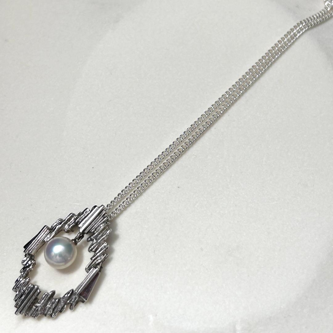 Mikimoto Akoya pearl necklace featuring 8mm pearls on a 44.5 cm silver chain