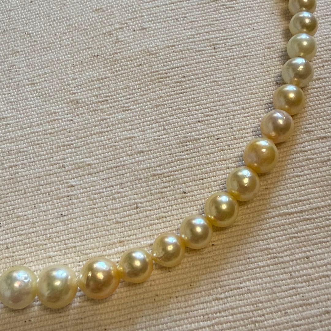 Akoya pearl choker necklace with white to yellow pearls, irregular shapes, 39 cm length, and larger center pearl
