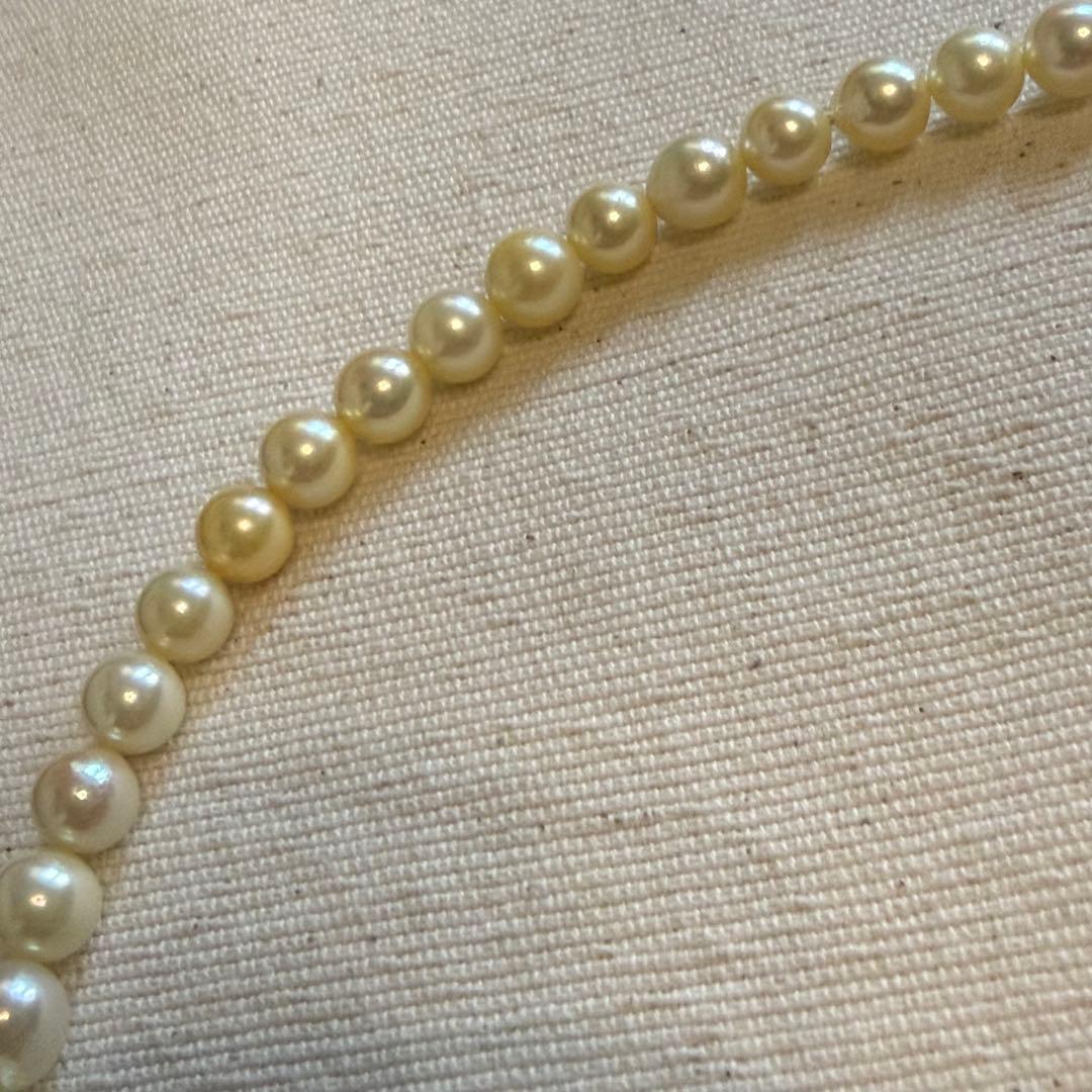 Akoya pearl choker necklace with white to yellow pearls, irregular shapes, 39 cm length, and larger center pearl