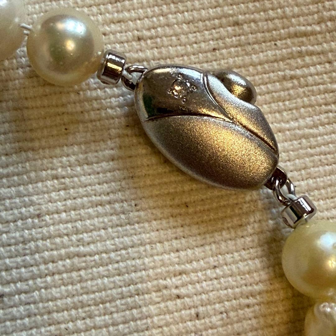 Akoya pearl choker necklace with white to yellow pearls, irregular shapes, 39 cm length, and larger center pearl
