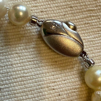 Akoya pearl choker necklace with white to yellow pearls, irregular shapes, 39 cm length, and larger center pearl